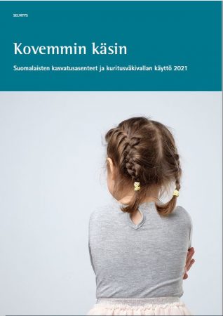 Kovemmin käsin -julkaisun kansilehti. Pieni, lettipäinen tyttö kuvattuna takaapäin omat kädet kiedottuna vartalon ympärille.