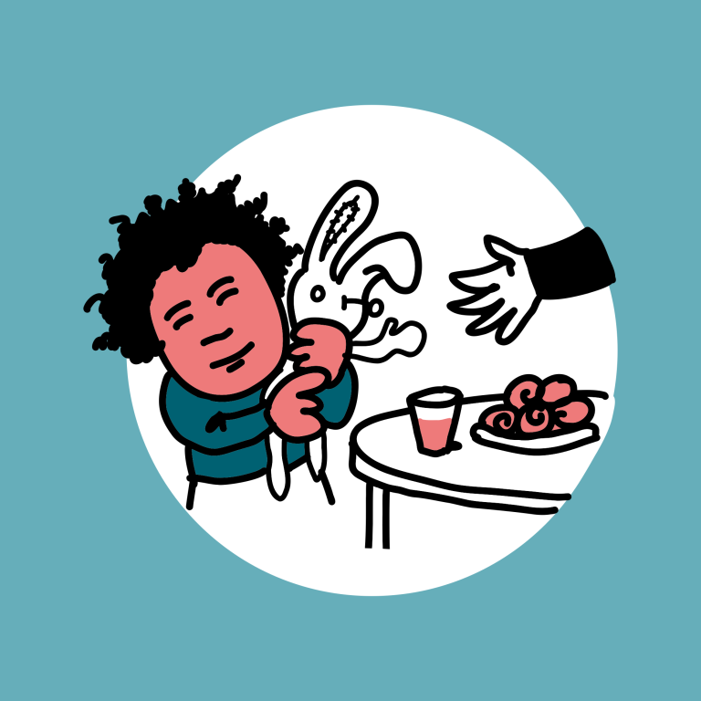 Ett barn i mötet håller i en mjukisleksak och det bjuds på godsaker.