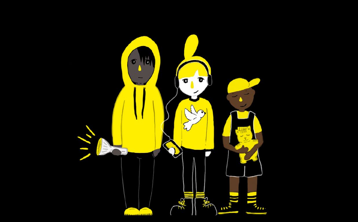 Piirretty kuva, jossa kolme lapsihahmoa keltaisissa ja mustissa vaatteissa pimeässä. Hymyilevät yhdessä. Yhdellä kädessä taskulamppu, toinen kuuntelee musiikkia kuulokkeilla ja kolmannella sylissä kissapehmolelu.