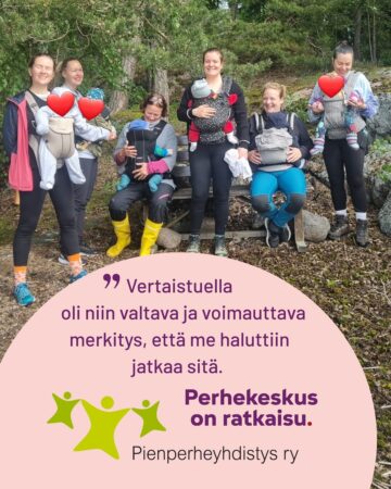 Ryhmä hyväntuulisia, itsellisiä vanhempia seisoo luonnossa pidellen vauvojaan.