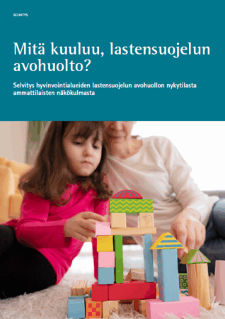 Mitä kuuluu lastensuojelun avuhuolto? -selvityksen kansi jossa lapsi leikkii aikuisen kanssa rakennuspalikoilla.
