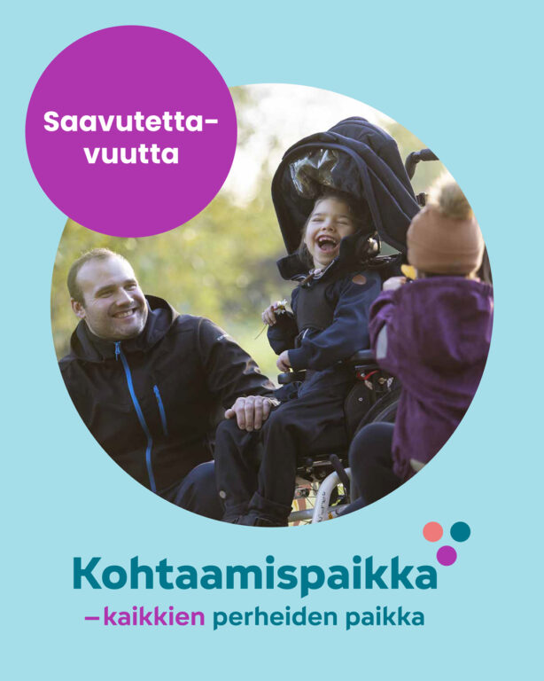 Kohtaamispaikkakampanjan kuva, jossa hymyilevä isä hymyulee yhdessä maastopyörätuolissa istuvan tyttärensä kanssa. Kuvassa on myös nuorempi, leikki-ikäinen lapsi, joka on kääntyneenä siskoonsa ja isäänsä päin, selin kameraan.