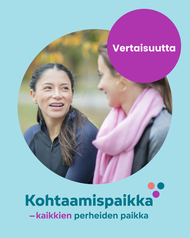Kohtaamispaikkakampanjan kuva, jossa kaksi naista keskustelee hymyillen keskenään.