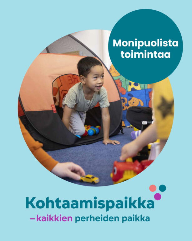 Kohtaamispaikkakampanjan kuva, jossa leikki-ikäinen lapsi konttaa hymyillen tunnelista ulos kohtaamispaikan lattialla.