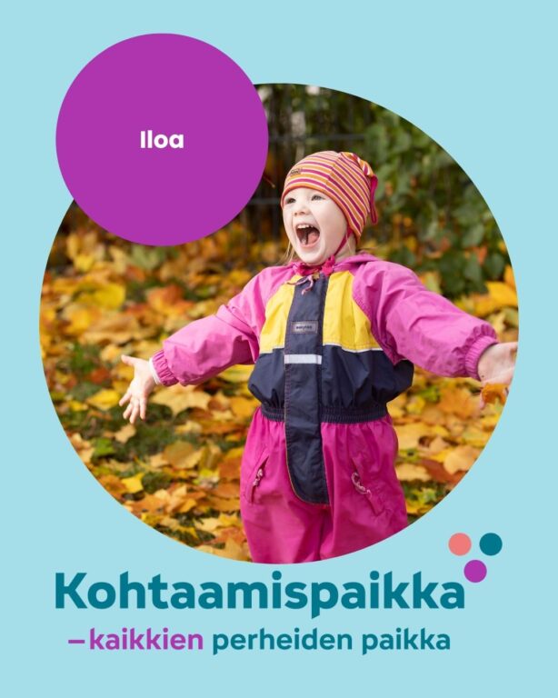 Kohtaamispaikkakampanjan kuva, jossa leikki-ikäinen lapsi heittelee hymyillen syksyn värikkäitä lehtiä ilmaan.